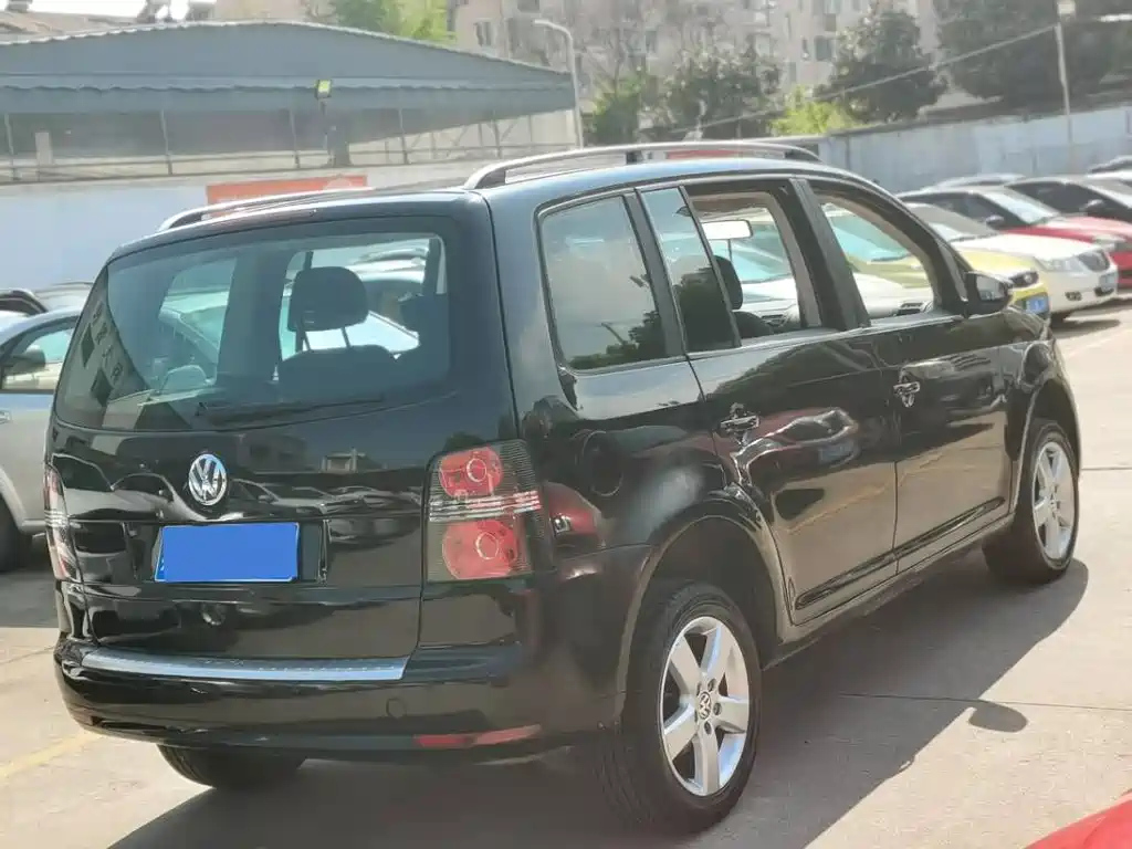 VOLKSWAGEN TOURAN 2013