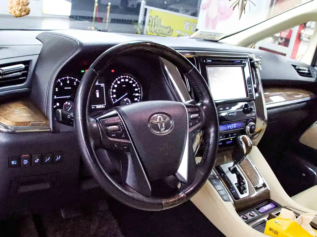 TOYOTA ALPHARD 2015