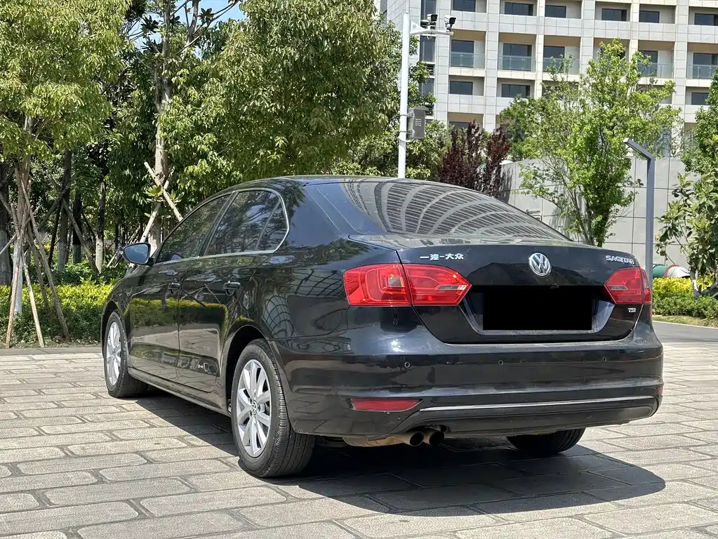 VOLKSWAGEN SAGITAR 2013
