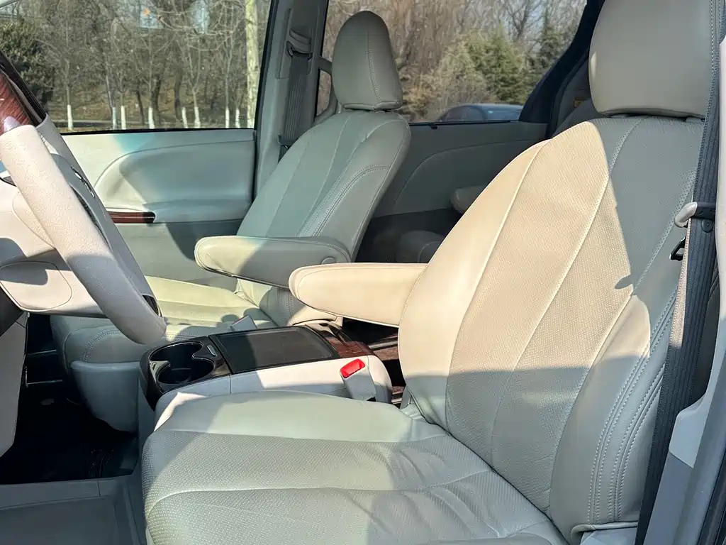 TOYOTA SIENNA 2014
