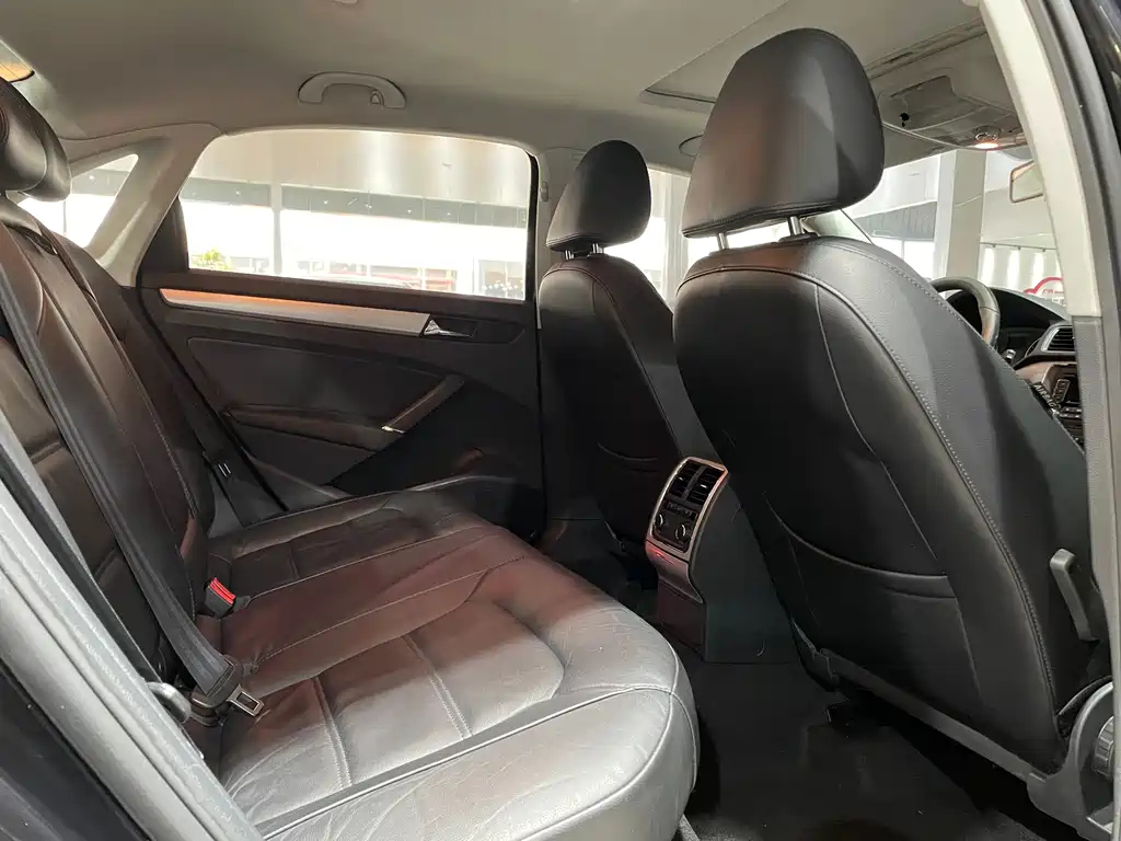 VOLKSWAGEN PASSAT 2011