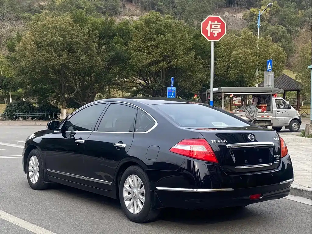 NISSAN TEANA 2010
