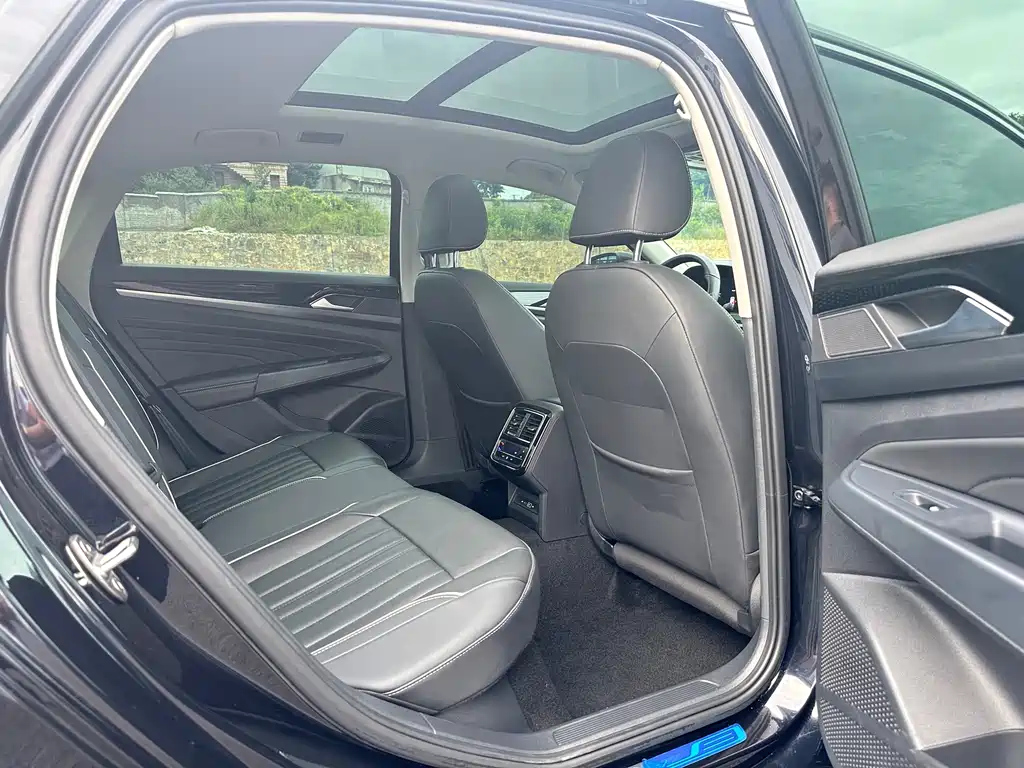 VOLKSWAGEN PASSAT 2023