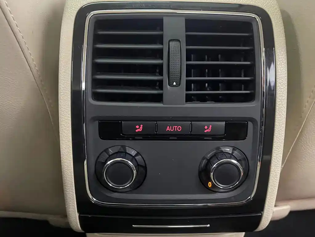 VOLKSWAGEN PASSAT 2011