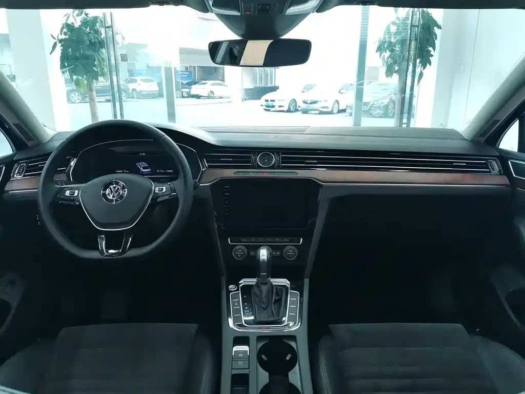 VOLKSWAGEN MAGOTAN 2020