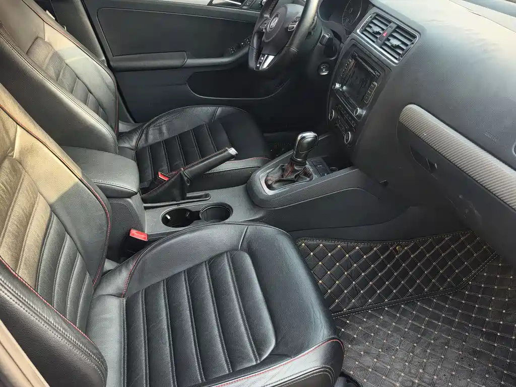 VOLKSWAGEN SAGITAR 2014