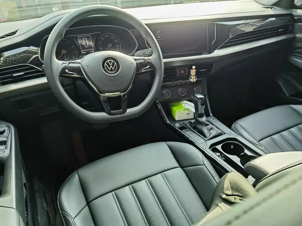 VOLKSWAGEN PASSAT 2023
