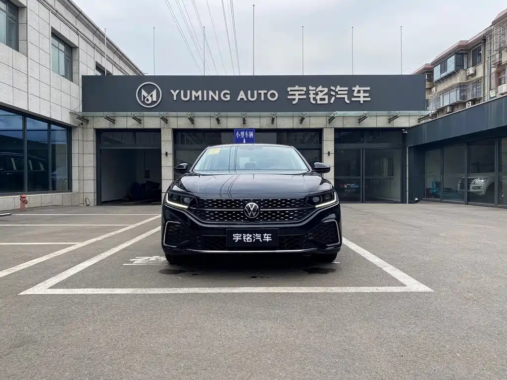 VOLKSWAGEN PASSAT 2024