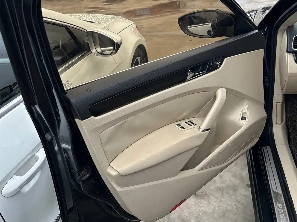 VOLKSWAGEN PASSAT 2012