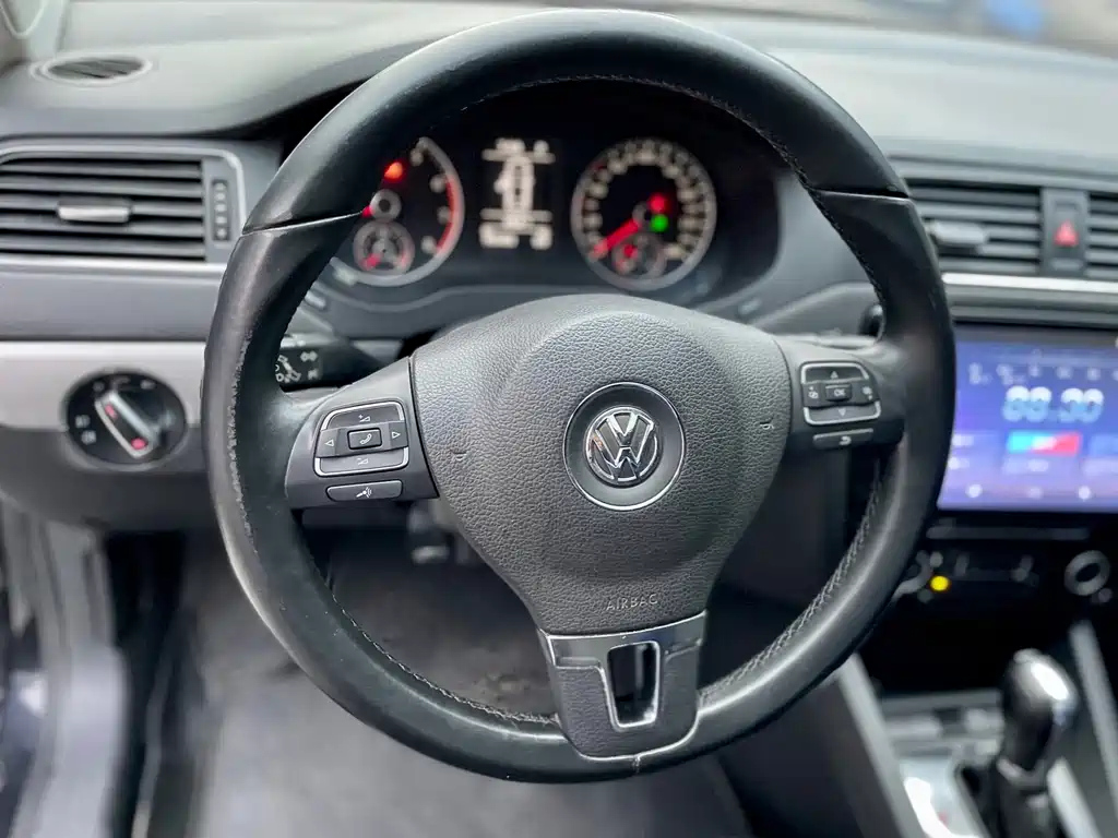 VOLKSWAGEN SAGITAR 2013