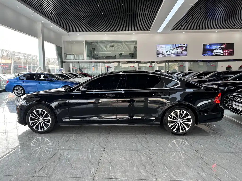 VOLVO S90 2022