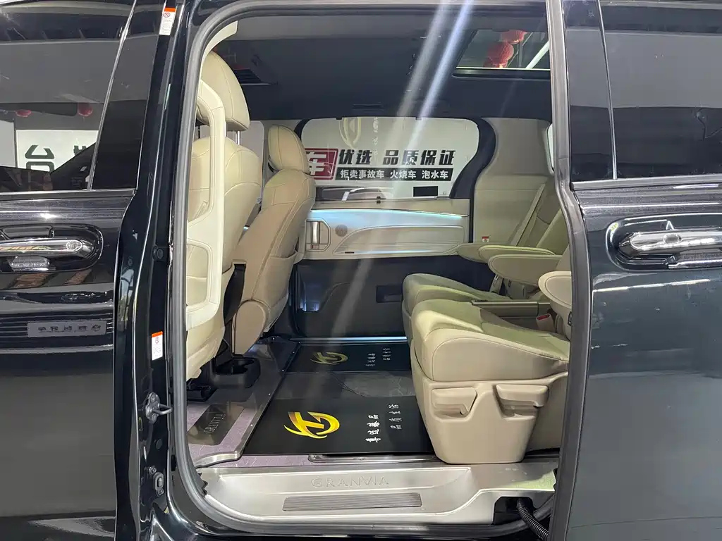 TOYOTA GRANVIA 2023