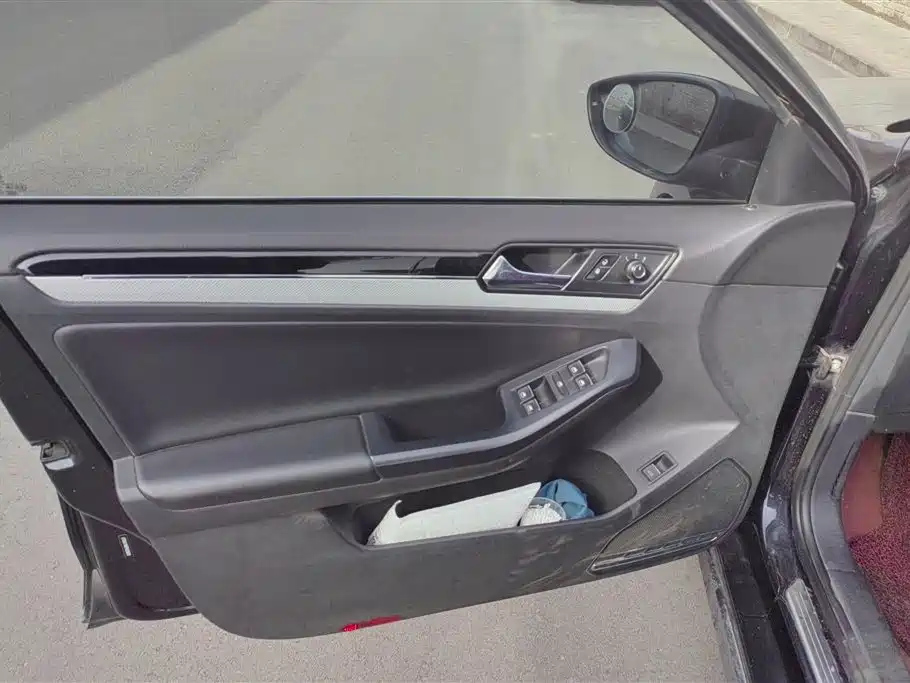 VOLKSWAGEN SAGITAR 2015