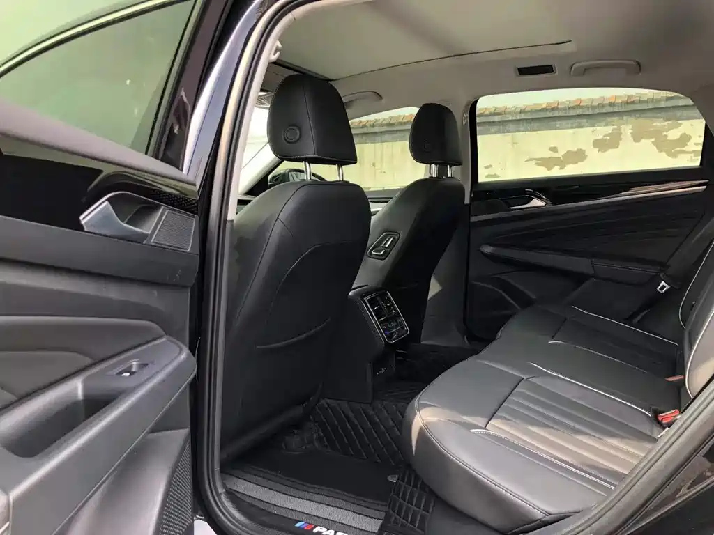 VOLKSWAGEN PASSAT 2023
