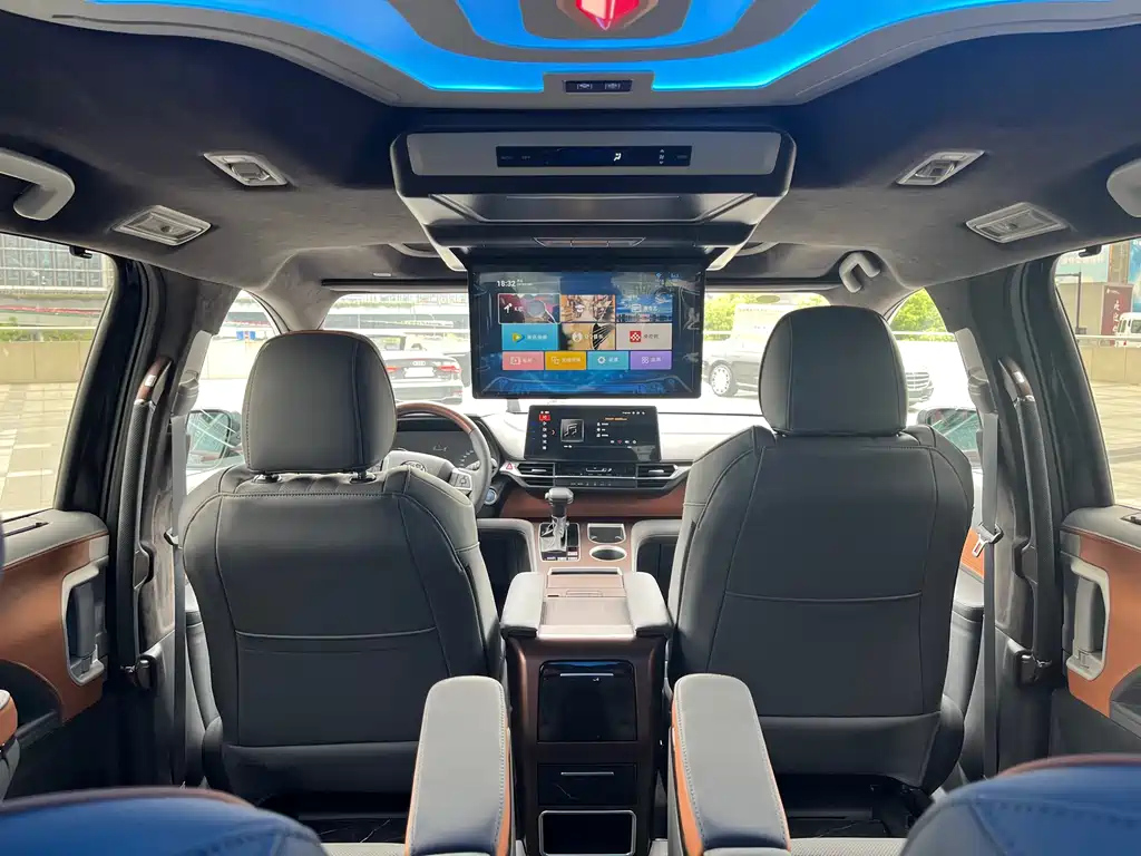TOYOTA GRANVIA 2024