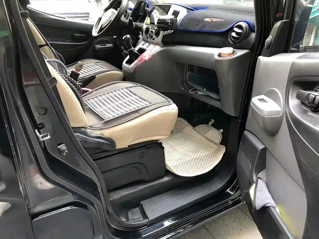 NISSAN NV200 2011