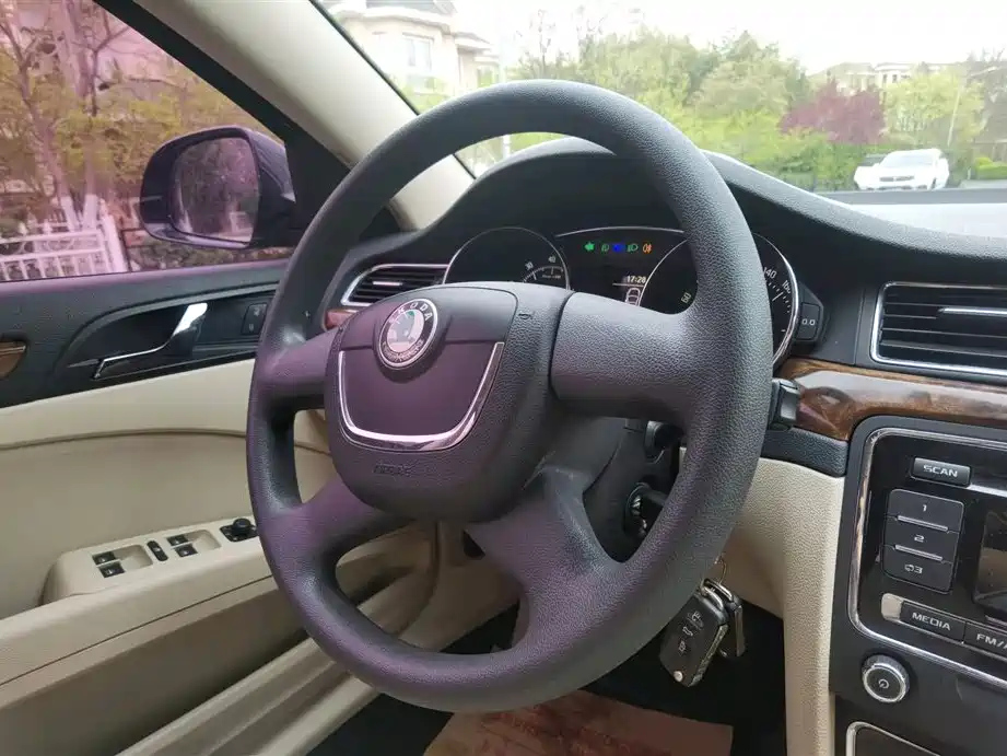 SKODA SUPERB 2013