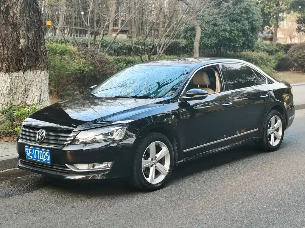 VOLKSWAGEN PASSAT 2012