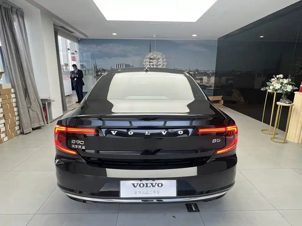 VOLVO S90 2023
