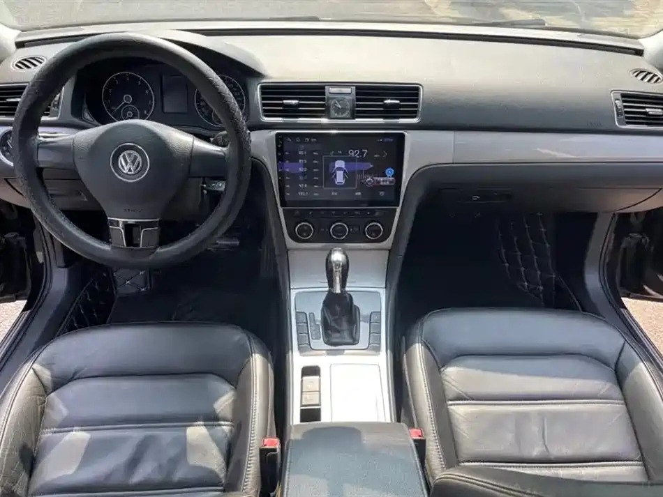 VOLKSWAGEN PASSAT 2012
