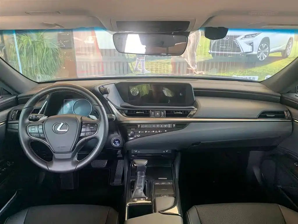 LEXUS ES 2020