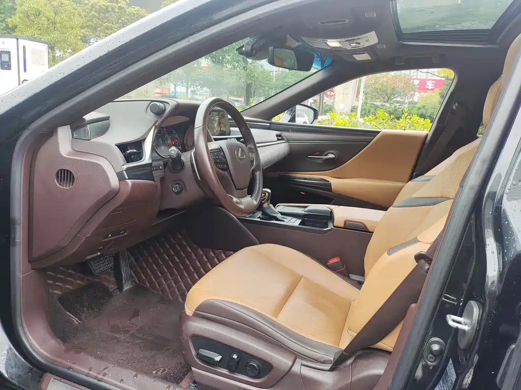 LEXUS ES 2020