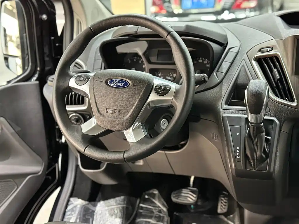 FORD TOUREO 2022