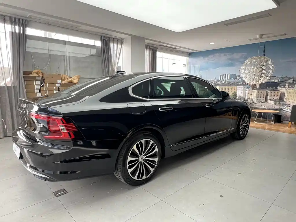 VOLVO S90 2023
