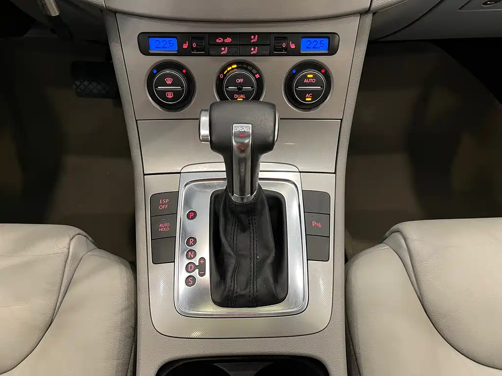 VOLKSWAGEN MAGOTAN 2010