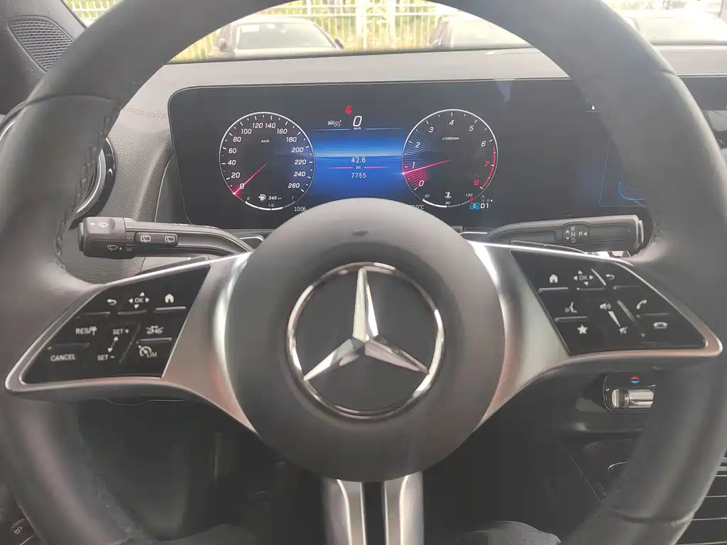 MERCEDES BENZ GLB 2024