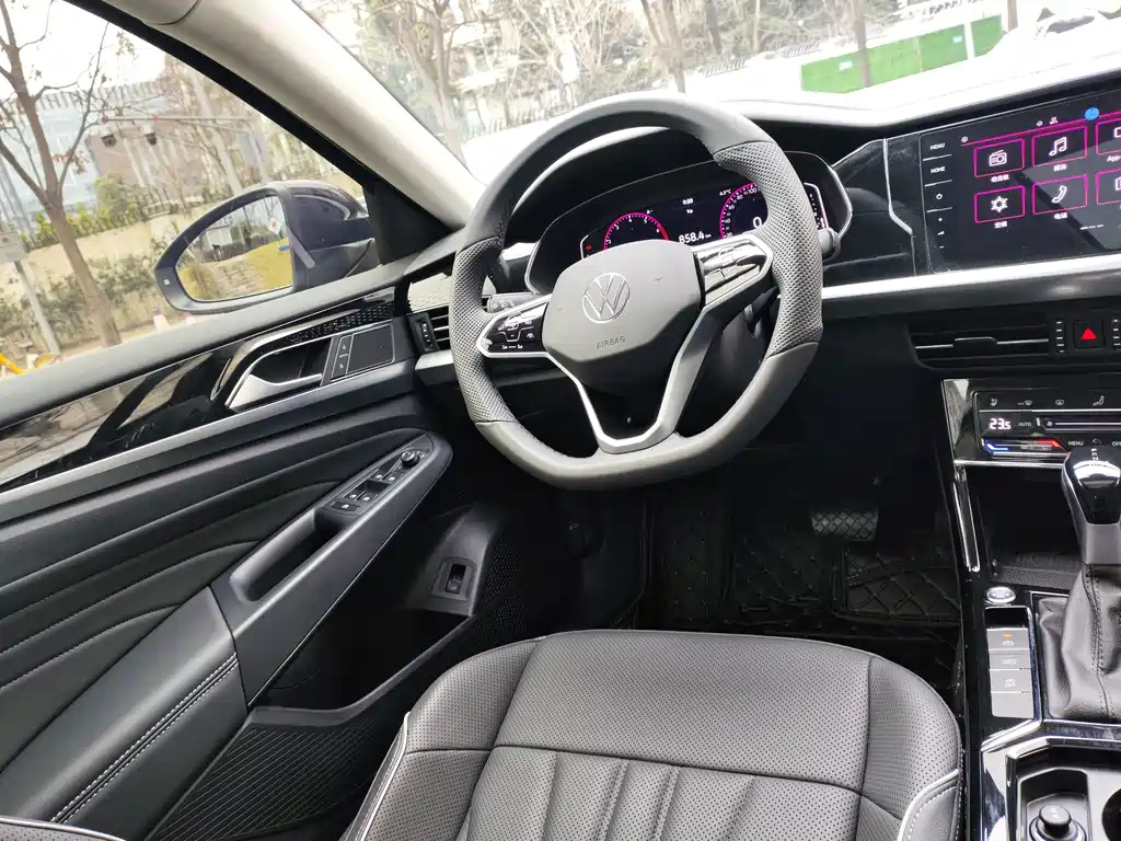 VOLKSWAGEN PASSAT 2024
