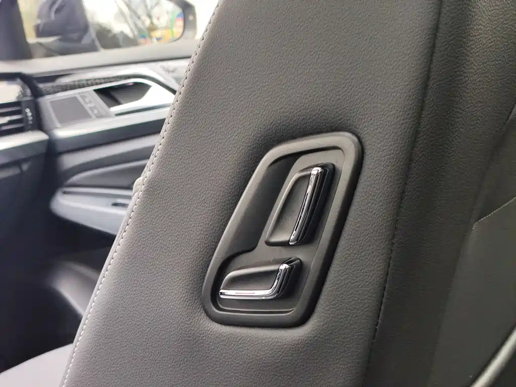 VOLKSWAGEN PASSAT 2024