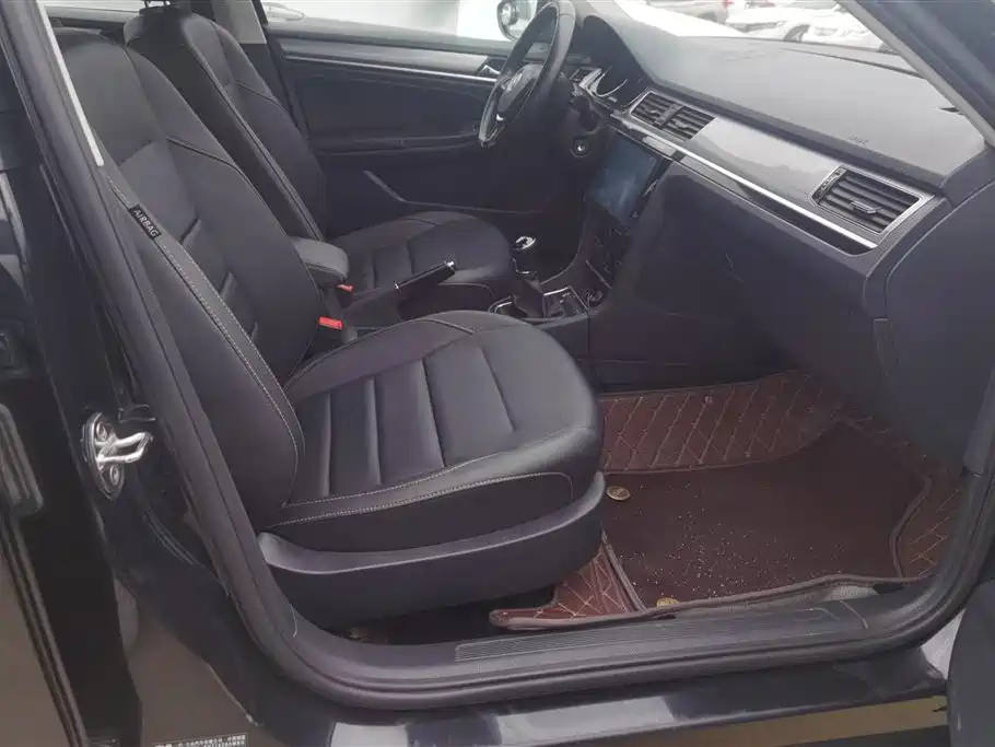 VOLKSWAGEN BORA 2017