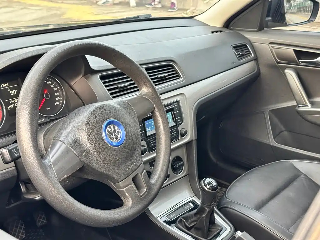 VOLKSWAGEN LAVIDA 2014