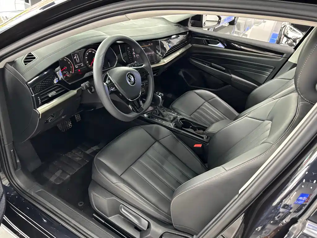 VOLKSWAGEN PASSAT 2023