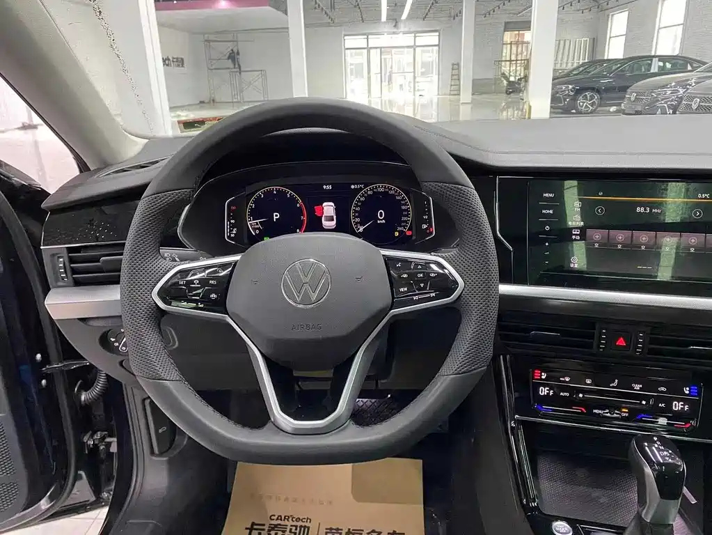 VOLKSWAGEN PASSAT 2024