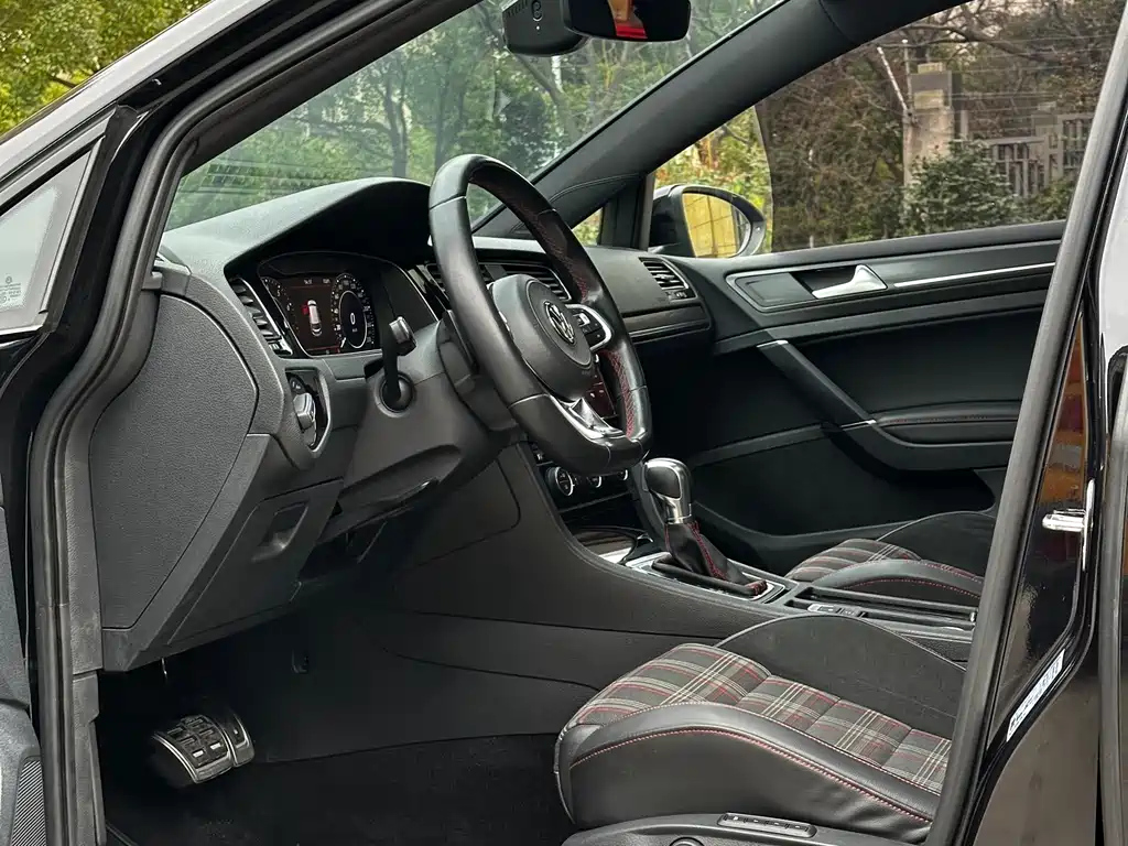 VOLKSWAGEN GOLF 2019