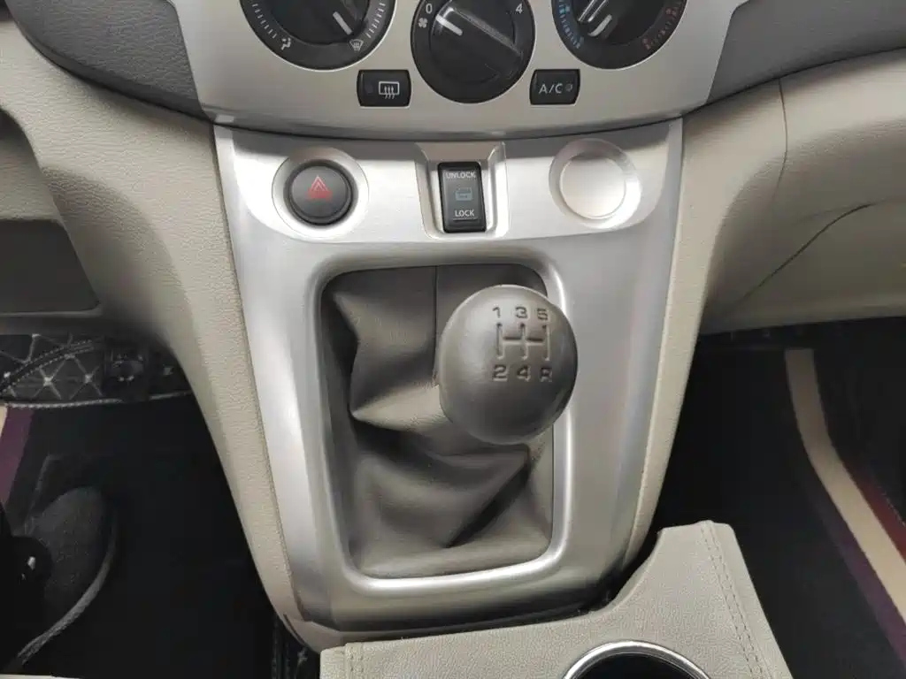 NISSAN NV200 2020