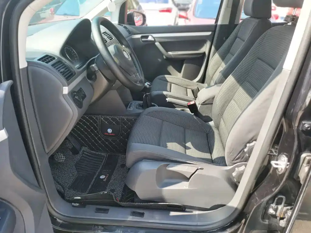 VOLKSWAGEN TOURAN 2013