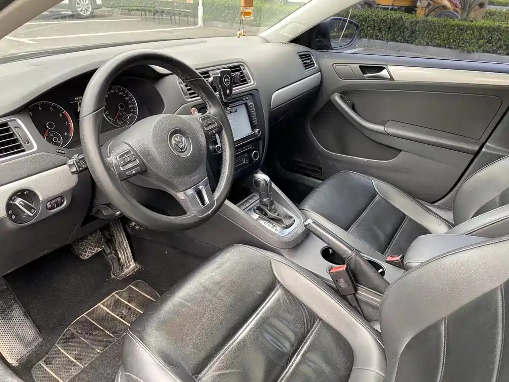 VOLKSWAGEN SAGITAR 2014
