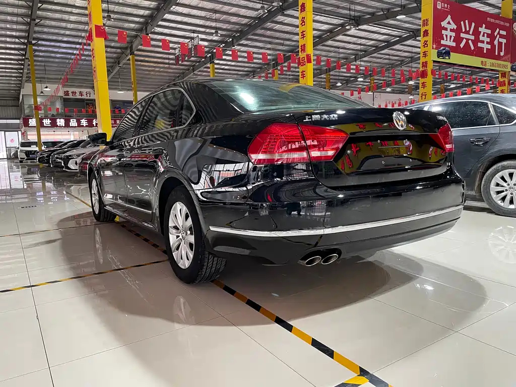 VOLKSWAGEN PASSAT 2011