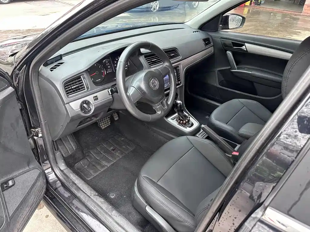 VOLKSWAGEN LAVIDA 2012