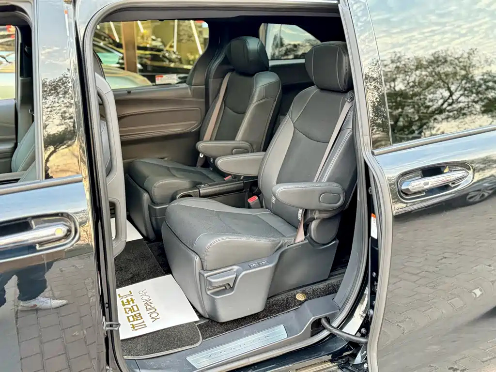 TOYOTA GRANVIA 2023