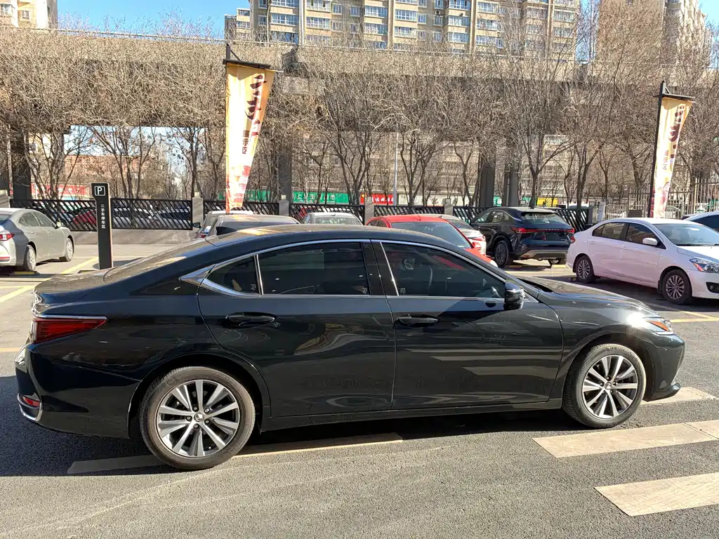 LEXUS ES 2020