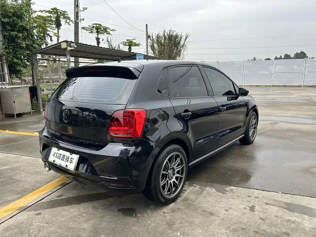 VOLKSWAGEN POLO 2015