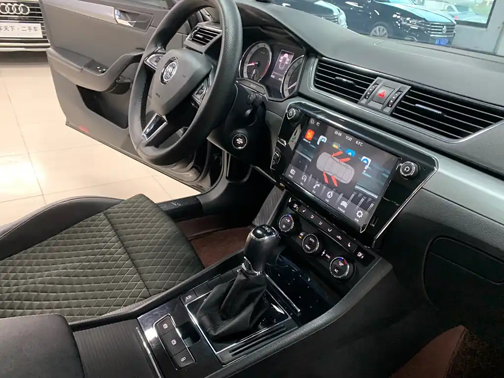 SKODA SUPERB 2017