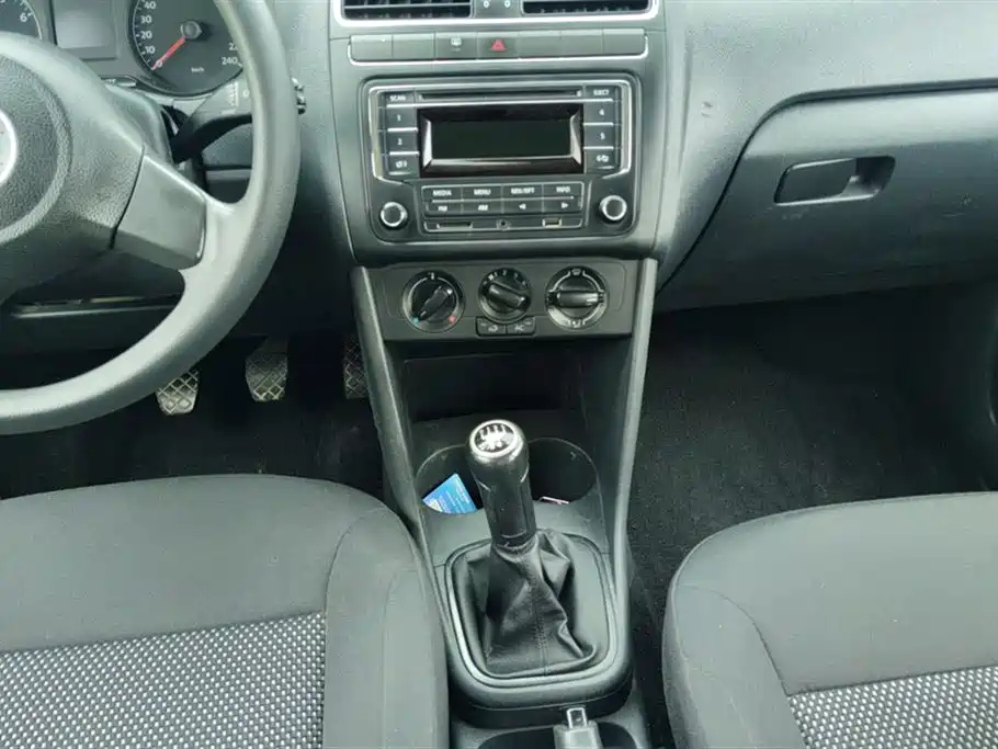 VOLKSWAGEN POLO 2013