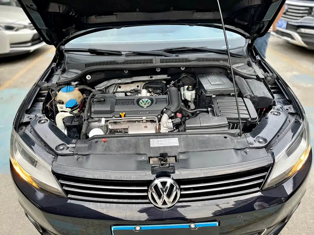 VOLKSWAGEN SAGITAR 2013