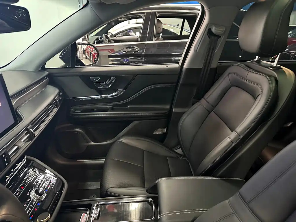 LINCOLN ADVENTURER 2022