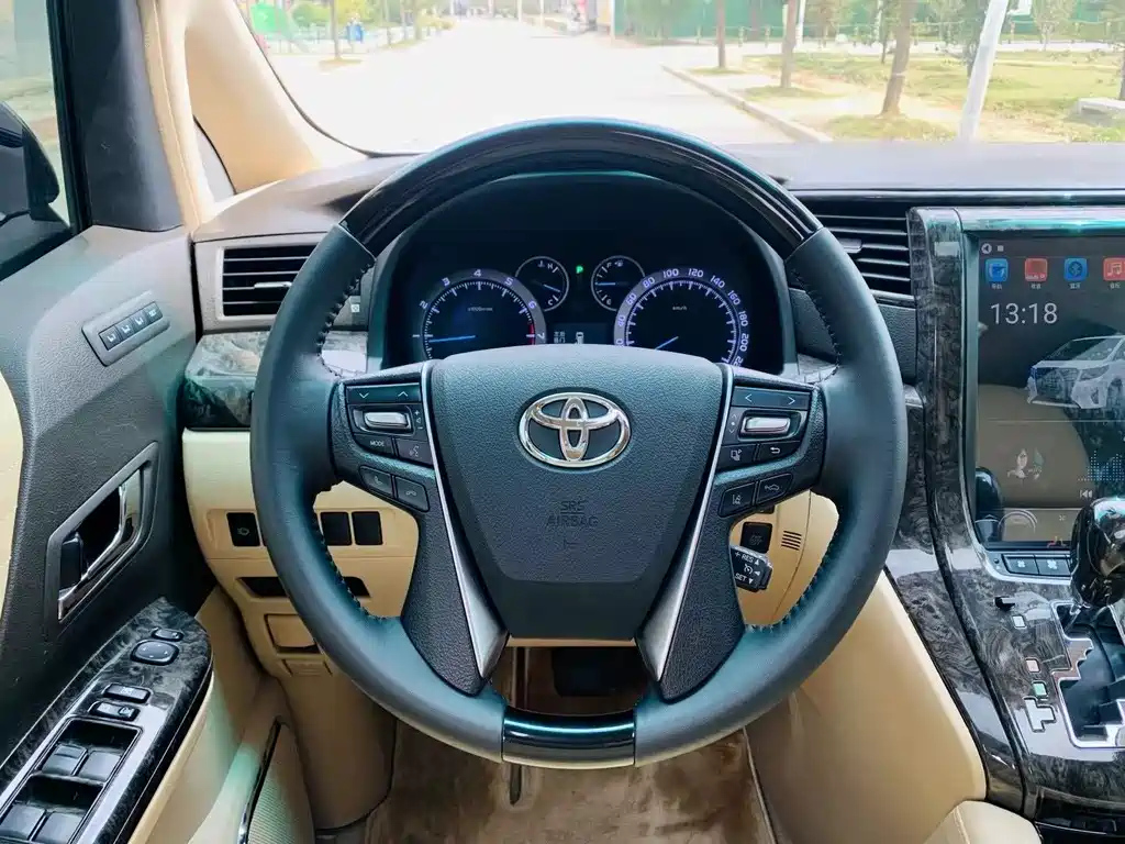 TOYOTA ALPHARD 2012